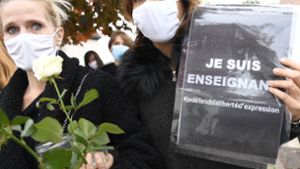 Nach dem brutalen Mord an einem Lehrer in der Nähe von Paris zeigen Franzosen ihre Solidarität. Auf dem Schild steht, dass die Meinungsfreiheit verteidigt werden muss. Foto: AFP/BERTRAND GUAY