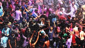 Tanzende und feiernde Menschen in Bhopal, der „Stadt der Seen“. Das Holi-Fest markiert in Indien den Frühlingsanfang. Foto: dpa
