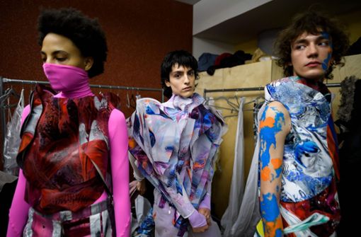 Die Models des Designers thressASFOUR warten auf den Beginn der Show bei der New Yorker Fashion Week. Foto: AFP