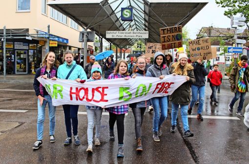Um die 50 Teilnehmer sind zu der allerersten Fridays-for-Future-Demonstration im Stadtteil Bernhausen gekommen. Foto: Caroline Holowiecki