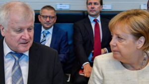 Streithähne unter sich: CSU-Chef Horst Seehofer und Bundeskanzlerin Angela Merkel haben einen Asylkompromiss geschlossen, der viele Fragen aufwirft. Foto: AFP
