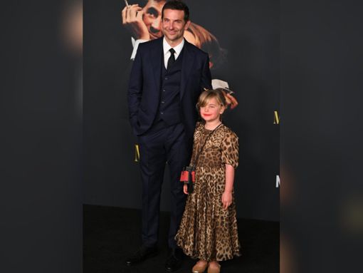Bradley Cooper mit Tochter Lea bei der Premiere seines Films Maestro im Dezember 2023. Foto: getty/Andrew Toth/FilmMagic