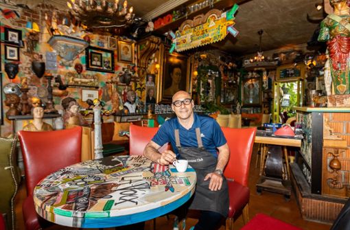 Ralf Jordan in seiner Bar „Tacuba“, inmitten der Schätze und Kuriositäten aus aller Welt, die er in den vergangenen Jahrzehnten  gesammelt hat. Foto: Eibner-Pressefoto/Roger Bürke