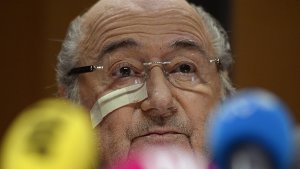 Schwer gezeichnet: Ex-Fifa-Chef Blatter vor der Presse in Zürich Foto: dpa