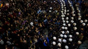 Zusammentreffen zwischen Polizisten und Demonstranten in der Nähe des Taksim-Platzes in Istanbul Foto: AFP/YASIN AKGUL