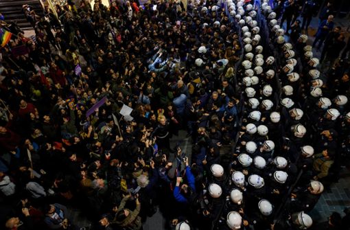 Zusammentreffen zwischen Polizisten und Demonstranten in der Nähe des Taksim-Platzes in Istanbul Foto: AFP/YASIN AKGUL
