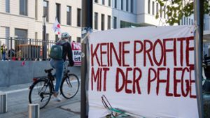 Das Thema Pflege treibt um: Anfang September kam es zu Protesten an Berliner Kliniken. Foto: dpa/Paul Zinken