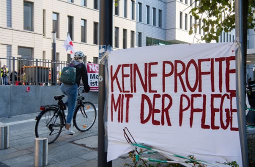 Das Thema Pflege treibt um: Anfang September kam es zu Protesten an Berliner Kliniken. Foto: dpa/Paul Zinken