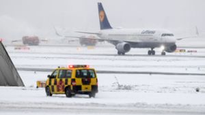 Schnee hat am Montagmorgen den Flugverkehr in Frankfurt behindert. Foto: dpa