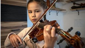 Talentiert: Angelina Post an ihrer Geige Foto: Jürgen Bach