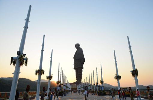Der Weg zum „Denkmal der Einheit“, an dessen Ende die Patel-Statue emporragt. Foto: AFP