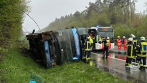 Ein Reisebus mit Schülern ist am Sonntagmorgen auf der Autobahn 45 im Sauerland umgestürzt. . Foto: Berthold Stamm/dpa