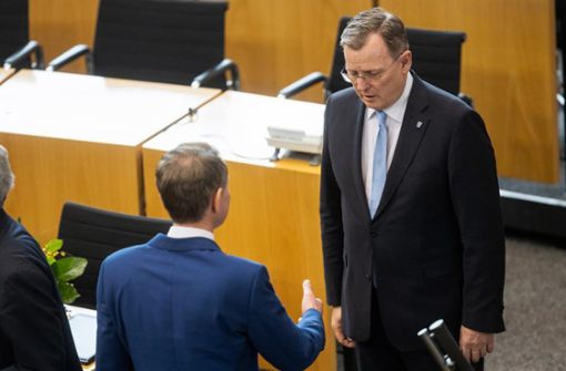 Ministerpräsident Bodo Ramelow nahm die Gratulation von Björn Höcke ohne Handschlag entgegen. Foto: dpa/Michael Reichel