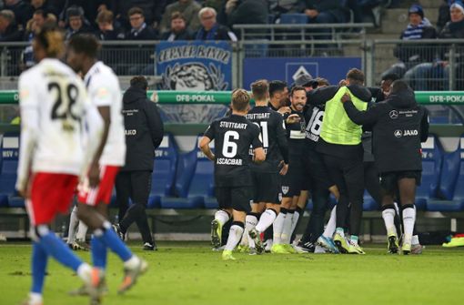Jubelnde Stuttgarter, geschlagene Hamburger. Der VfB hat sich im DFB-Pokal revanchiert. Foto: Baumann