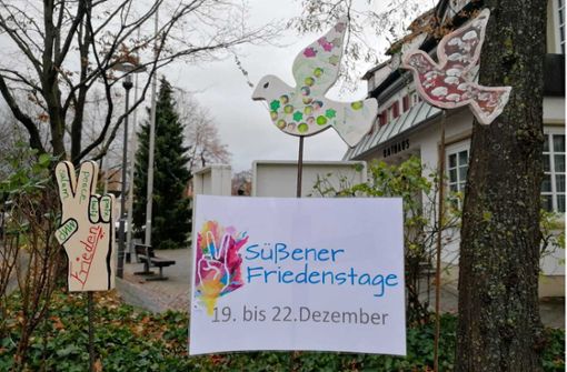 Mit bunt bemalten Friedenstauben aus Holz machen die Kirchengemeinden in Süßen auf die bevorstehende Veranstaltung aufmerksam. Foto: Carsten Gerusel