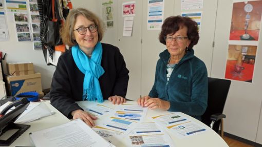 Maria Sommer (li.) und Marlies Kellmayer tüfteln an einem neuen Angebot für Ältere. Foto: /Ulrike Rapp-Hirrlinger