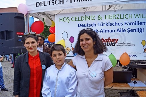 Pinar Yorulmaz (links) und Derya Bermek-Kühn mit Cafer in der Mitte. Foto: Fritzsche