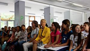 Die Staatssekretärin Friedlinde Gurr-Hirsch (gelbes Jackett) nahm sich Zeit für die Schüler.  Zu ihrer Linken: die Initiatorinnen Ranja, Marta und Anina. Foto: Marta Popowska