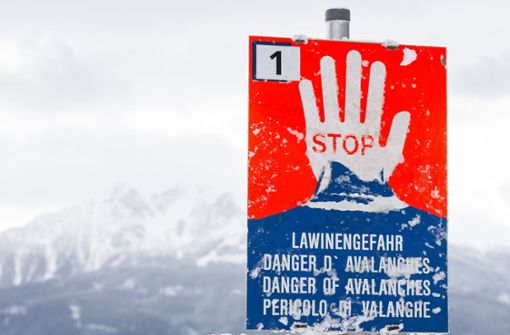 Warnschilder mit der Aufschrift „Stop-Lawinengefahr“ wie dieses im Raum Innsbruck sind derzeit überall in den österreichischen Alpen zu sehen. Foto: dpa