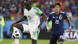 Sadio Mané und Hiroki Sakai lieferten sich mit ihren Teams ein sehenswertes WM-Spiel. Foto: AP