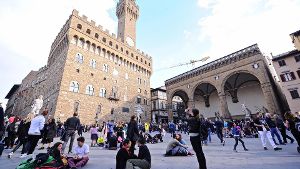 In Florenz will man die campierenden Touristen künftig durch einen nassen Boden vom Rasten abhalten. Damit sollen solche Bilder der Vergangenheit angehören. Foto: dpa