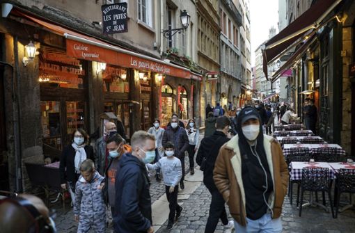 Die europäischen Länder reagieren mit unterschiedlichen Maßnahmen auf die Pandemie. Die Maske ist aber allgegenwärtig. Foto: dpa/Laurent Cipriani
