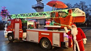 Weihnachtlicher Einsatz: Die Drehleiter der Freiwilligen Feuerwehr Kornwestheim. Foto: z