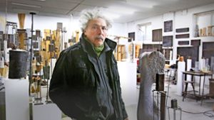 Der Bildhauer Johannes Kares fühlt sich in seinem Atelier im Französischen Viertel von den  Werkzeugmaschinen seines Nachbarn belästigt. Foto: Horst Haas