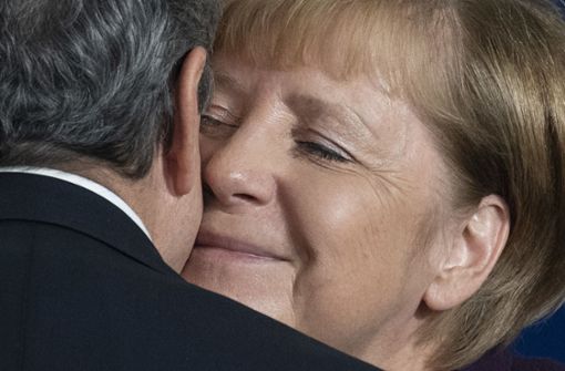 Am Montagabend hat Angela Merkel den Italiener Mario Draghi als Präsidenten der Europäischen Zentralbank verabschiedet – aus aktuellem Anlass sagte sie  in ihrer Rede nichts. Foto: AFP