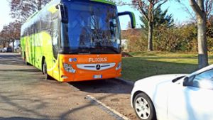 Dieser Fernreisebus eines italienischen Unternehmens fährt im Auftrag von Flixbus. Ist er nicht unterwegs, parken dieser oder andere regelmäßig in Oberaichen. Foto: Malte Klein