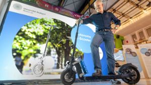 Frank Allgöwer  stellt den  selbstfahrenden E-Scooter vor. Foto: Lichtgut/Leif Piechowski