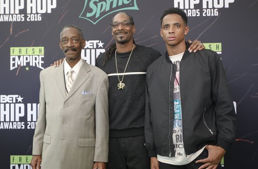 Der Rap- Superstar Snoop Dogg war zu den BET Hip-Hop Awards mit seinem Vater Vernell Varnado und seinem Sohn Cordell Broadus gekommen. Der Doggfather wurde mit dem „I Am Hip Hop“-Award ausgezeichnet. Foto: FR39342 AP