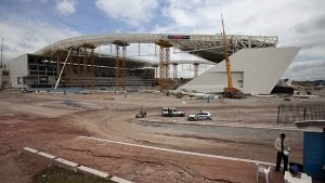 Das bei einem Unfall schwerbeschädigte WM-Stadion in São Paulo wird wohl erst zwei Monate vor Beginn der Weltmeisterschaft in Brasilien fertig sein.  Foto: dpa
