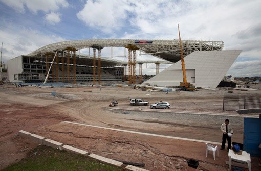 Das bei einem Unfall schwerbeschädigte WM-Stadion in São Paulo wird wohl erst zwei Monate vor Beginn der Weltmeisterschaft in Brasilien fertig sein.  Foto: dpa