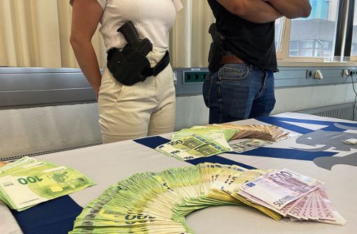Im Landeskriminalamt streng bewacht: sichergestelltes Bargeld der vielen Opfer von Schockanrufen Foto: /Wolf-Dieter Obst