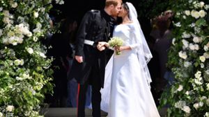 Meghan Markle und Prinz Harry bei ihrem ersten Kuss als Frau und Mann – um das Brautkleid von Givenchy hat sich eine Kontroverse entwickelt. Foto: Getty Images