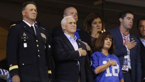 US-Vizepräsident Mike Pence (l.) und seine Frau Karen stehen in Indianapolis während der Nationalhymne vor dem NFL Football-Spiel zwischen den Indianapolis Colts und den San Francisco 49ers auf. Foto: AP