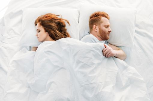 Männer schlafen länger und tiefer, wenn die Partnerin oder der Partner neben ihnen liegt. Foto: LIGHTFIELD STUDIOS - stock.adobe.com
