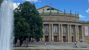 Während am Stuttgarter Rathaus keine Rainbow-Flaggen hängen, setzt die Oper ein buntes Zeichen. Foto: Staatsoper
