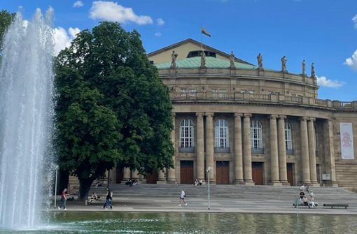 Während am Stuttgarter Rathaus keine Rainbow-Flaggen hängen, setzt die Oper ein buntes Zeichen. Foto: Staatsoper