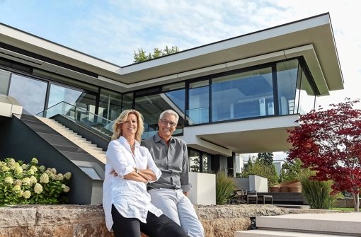 Margit und Rüdiger Passehl vor ihrem Haus, das als Kulisse für die in Stuttgart spielende ZDF-Serie „Dr. Klein“ dient Foto: factum/Granville