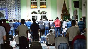Die Diskussion um das Bauprojekt Moschee auf den Fildern geht  weiter. Auf dem Foto sind Betende in der Moschee in Stuttgart-Feuerbach zu sehen. Foto: Achim Zweygarth