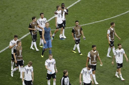 Die enttäuschte deutsche Mannschaft geht nach der 0:1-Niederlage beim WM-Auftakt gegen Mexiko vom Platz. Foto: AP