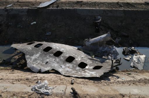 Trümmerteile an der Absturzstelle. War eine Luftabwehrrakete verantwortlich? Foto: dpa/Rouzbeh Fouladi