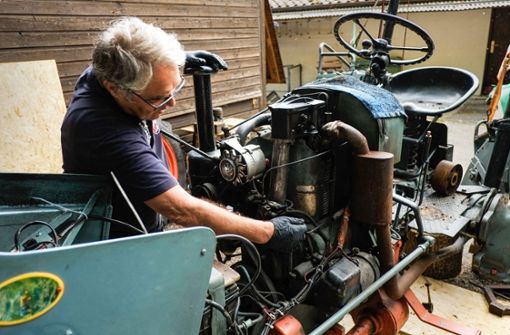Claus Stahl kennt jede Schraube von seinem Traktor: Die Bremsen erneuert er vor jeder seiner großen  Touren,  und dieses Mal ist auch die Lenkung dran. Foto: Lg/Kovalenko