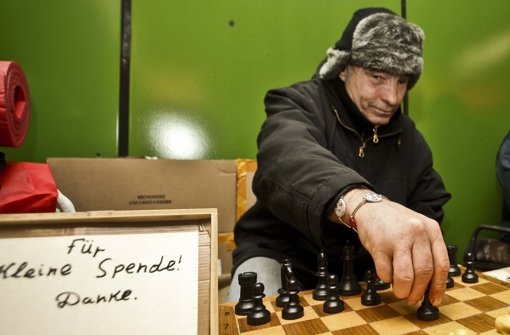 Rudolf Kautz spielt Schach in der S-Bahn-Unterführung Foto: Peter Petsch