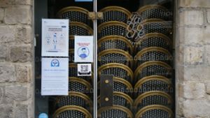 Ein normaler Anblick in diesen Tagen. Ein Restaurant in Paris hat wegen der Pandemie geschlossen und  seine Stühle gestapelt. Doch der Zorn der Wirte regt sich. Foto: dpa/Michel Spingler
