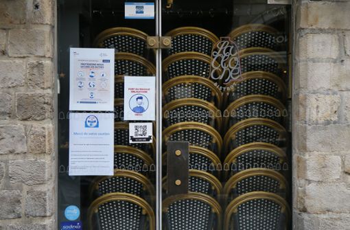 Ein normaler Anblick in diesen Tagen. Ein Restaurant in Paris hat wegen der Pandemie geschlossen und  seine Stühle gestapelt. Doch der Zorn der Wirte regt sich. Foto: dpa/Michel Spingler