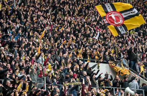 Tausende Dynamo-Fans pilgern am Sonntag nach Stuttgart. Foto: dpa