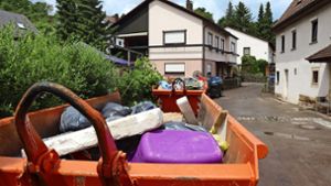 Die Stadt hat Container für Gegenstände aufgestellt, die durch den Wassereinbruch unbrauchbar geworden sind. Foto: Claudia Barner